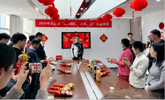 一些人在餐廳里吃東西

AI 生成的內(nèi)容可能不正確。