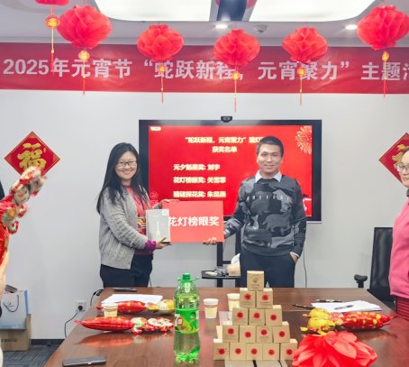 桌子上放滿了不同類型的海報(bào)

AI 生成的內(nèi)容可能不正確。